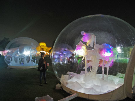 4メートル×4メートルの透明なバブル型テントで展開する「AIR TENT」展