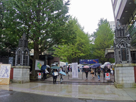 雨の中多くの人が来場する「青山祭」