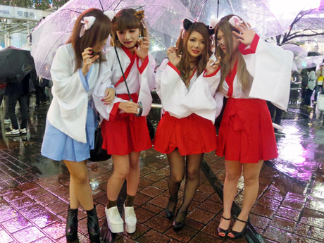 猫の耳やしっぽを付けた「みこ」衣装の女性4人組