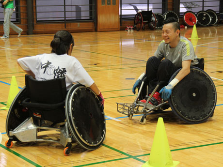 ウィルチェアー（車いす）ラグビーからは若山英史選手（右手）らが来場