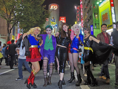 交通規制されたSHIBUYA109周辺で楽しむ来街者たち