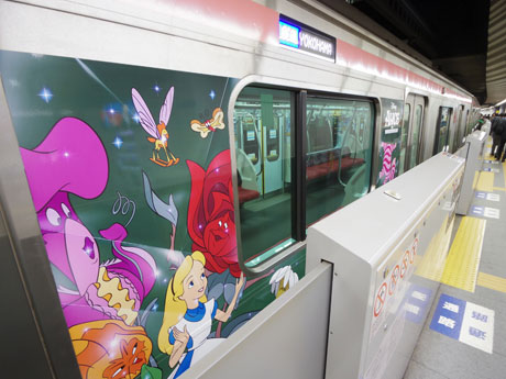 ディズニーキャラクターのラッピングを施した東横線