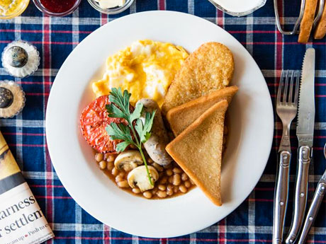 スクランブルエッグヤ小麦粉が入ったソーセージ、揚げたパンなどを盛るフル・ブレックファスト（1,620円）