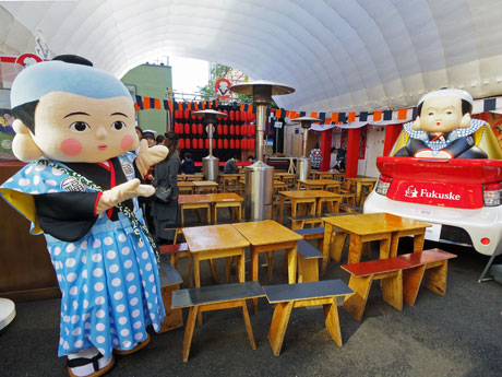 会場には着ぐるみ「福助」も来場する