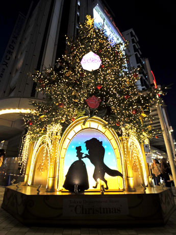 「美女と野獣」をテーマにした高さ約12メートルのツリー