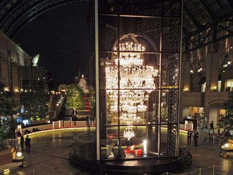 バカラのシャンデリアを中心としたクリスマスイルミネーション