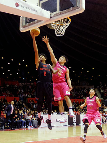 レイアップシュートを決めるディアンテ・ギャレット選手（写真左）