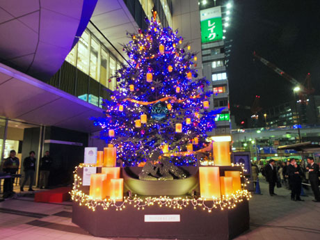 ランタン風のオブジェなどを配して作品の世界観を表現した