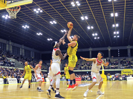 チーム最高となる18得点、リバウンド9本と活躍したチャド・ポスチュマス選手（中央）