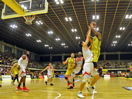 果敢に攻め込む黄色いユニホームのサンロッカーズ渋谷