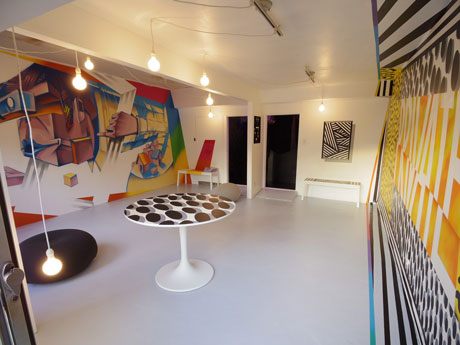 2つの壁画アートを配した居室