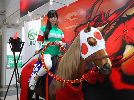 「勝負服」を着て実寸大となる馬のオブジェに乗って写真が撮れる