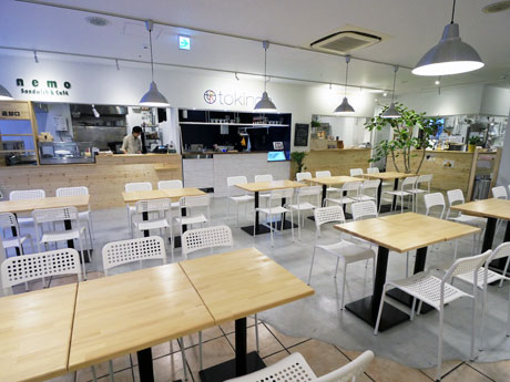 地階に位置する店舗は白や木目を基調にカジュアルな雰囲気に仕上げた