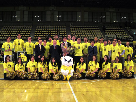 2007年から9シーズンにわたってサンロッカーズ渋谷に所属していた酒井泰滋さん（中央）