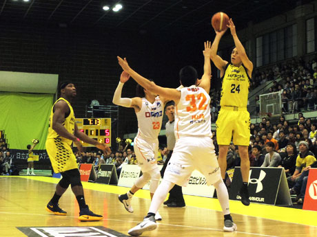 3Pシュートを放つ広瀬健太選手（右）