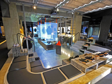 ナイキの「デザインの原則」である軽量性・機能性・モジュール式を取り入れた店内