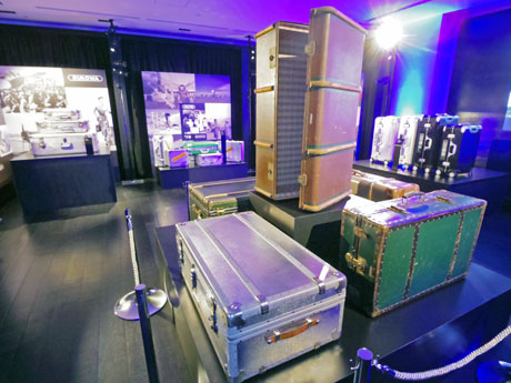 これまでに発売してきた代表ゲキナスーツケースが並ぶ場内