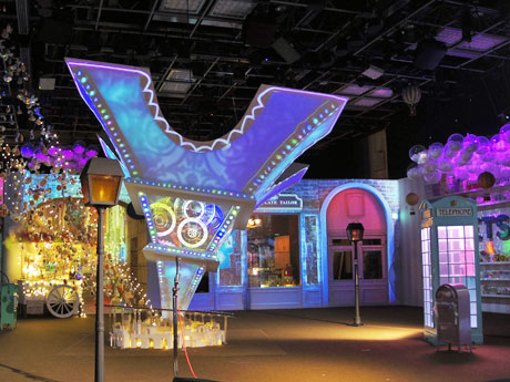 逆さまのエッフェル塔を中心に「スイーツの街」を表現する場内