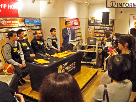 タワレコ渋谷店内で行ったトークショーの様子
