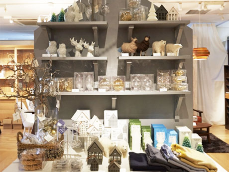 ファッション雑貨や食材などをそろえるアートマーケットの一角