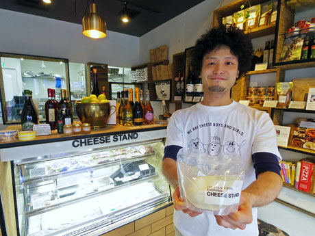 「チーズをもっと身近にしたい」と話す藤川真至社長。左手奥が工房