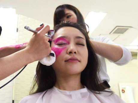 エアーブラシを使ってメークしていく