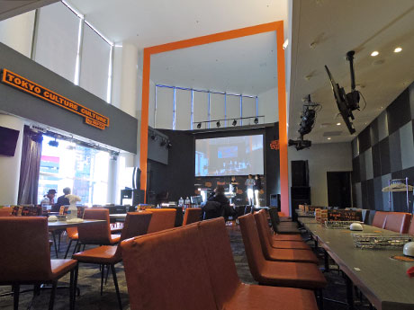 コーポレートカラーのオレンジを随所に取り入れた店内