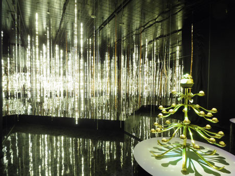 「金の雪が舞い降りている」かのようなインスタレーション空間