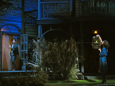 渋谷を舞台にした「シブヤから遠く離れて」より。主演する村上虹郎さん（左）と小泉今日子さん（右）