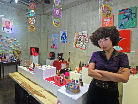 母親のコスプレをしたOMI化郎GIBSONさん