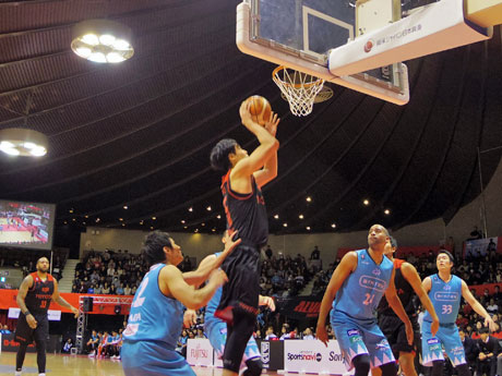 好守にわたり活躍した竹内譲次選手（中央）