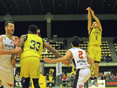 約1カ月ぶりに復帰したベンドラメ礼生選手（右）