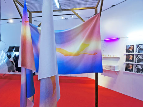 ファッションやアートなどさまざまなジャンルの商品をそろえる