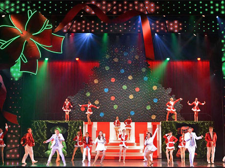 クリスマスソングを歌ったりダンスを披露したりする「ブロードウェイ クリスマス・ワンダーランド」より&copy;Yuichi Hisatsugu