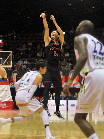 2日目5本の3Pなど27得点を挙げた田中大貴選手（中央）