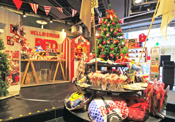 ハンドメードの装飾品で飾る売り場