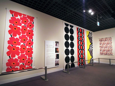 ケシの花をモチーフにした「ウニッコ」（左）などで知られる