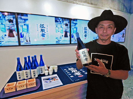 「晩喜酒 征服者」を機に「日本酒を楽しんでほしい」と話す石川涼社長