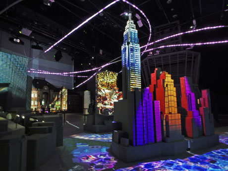 東京を象徴するような建物やエリアの模型にプロジェクションマッピングで映像を投影する