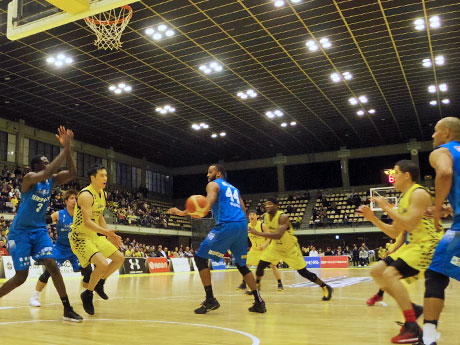 ゴール下に切り込みベンドラメ礼生（右から2番目）にアシストパスをした広瀬健太選手（左から3番目）