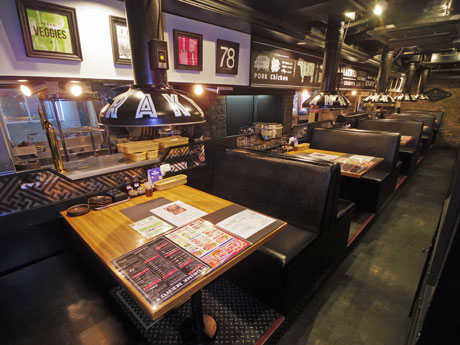 黒を基調にレンガ調の壁面などを取り入れた店内