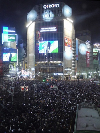 人で埋め尽くされた渋谷駅前交差点、写真はカウントダウンの様子（7秒前）
