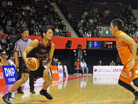 チームに流れを引き寄せた菊地祥平選手（左）