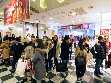 来館者でにぎわう館内
