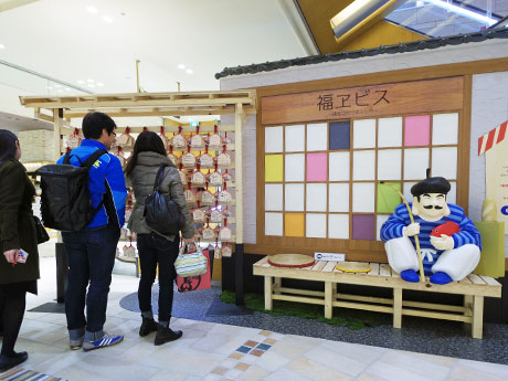 絵馬かけ所とオリジナルのえびす様像と写真が撮れるフォトスポット