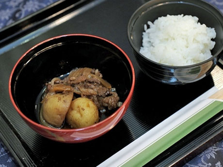 当日は松花堂弁当にして提供する肉じゃが（写真は2014年提供時のもの）