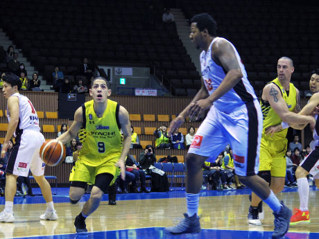 果敢に攻め込むベンドラメ礼生選手（左から2番目）