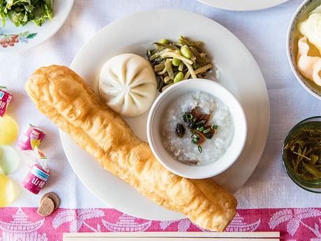 粥などをのせた中国の朝食プレート（1,620円）