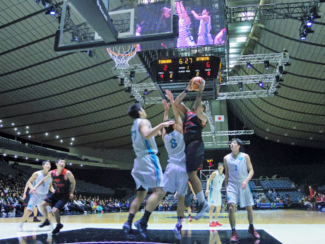 イン・アウト両サイドからのシュートでチームに貢献したトロイ・ギレンウォーター選手（中央右）