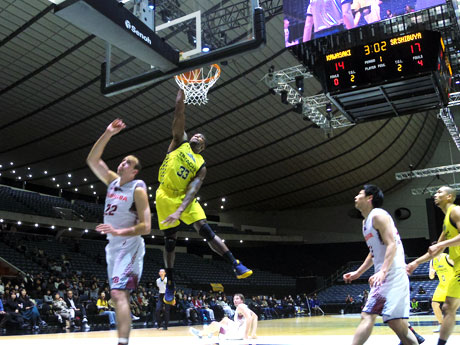 第1Qで気迫のこもったダンクシュートを決めたアイラ・ブラウン選手